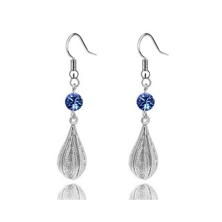 Superbe boucles d'oreilles en plaqué or blanc anti-allergique sertie d'un cristal swarovski bleu.

http://www.merveilledebijoux.fr/fr/boucles-d-oreilles/111-boucles-d-oreilles-cristal.html