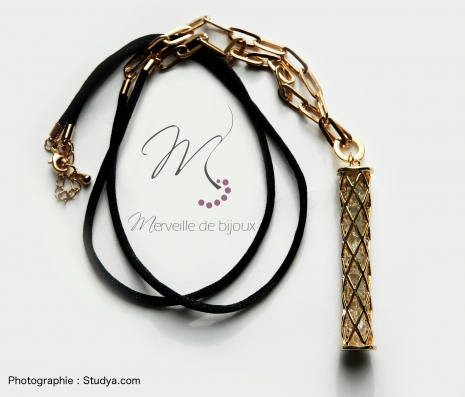 Merveille de bijoux vous propose un sautoir rétro chic, idéal pour mettre votre tenue en avant. Il est composé d'une chaine avec un pendentif en forme de pilier en plaqué or orné de cristaux transparent.

http://www.merveilledebijoux.fr/fr/colliers/106-le-sautoir-chic.html