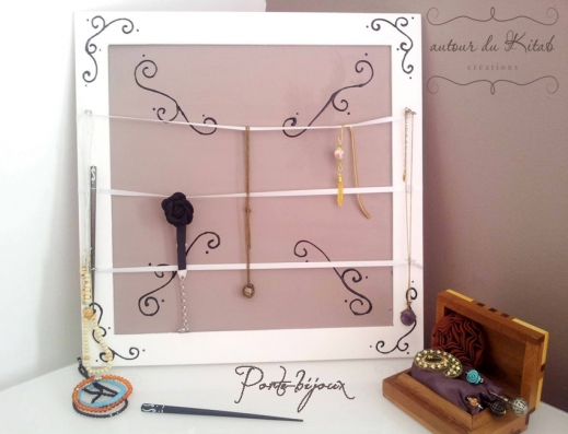 Salam alaykoum , Bonjour , je vous propose un Tuto comment créer son porte-bijoux http://autourdukitab.fr/tuto-diy-porte-bijoux/