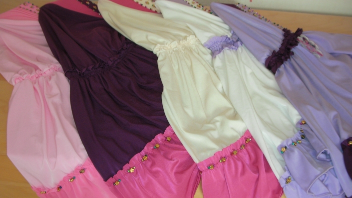 Hijab fillette léger et frais type lycra très doux avec de petites perles de couleurs métalisées pour l'effet brillant, sublime...5euros