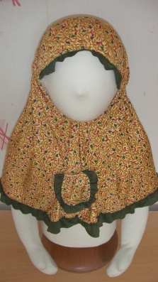 Voile fillette type un peu lycra léger et frais avec elastique sous le menton et petite poche à l'avant. 5euros