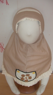 Hijab fillette coton broderie à droite du bonnet surpiqué serrage type cravate existe en bleue jean, marron clair, parme, blanc et noir. 5euros