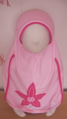 Hijab fillette coton broderie à gauche du bonnet, 2 liens à gauche et à droite pour faire de jolies boucles sur les épaules au besoin. 5euros