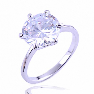 Une sublime bague solitaire en plaqué or blanc sertie de diamant zirconium.

http://www.merveilledebijoux.fr/fr/bagues-plaque-or/121-solitaire.html