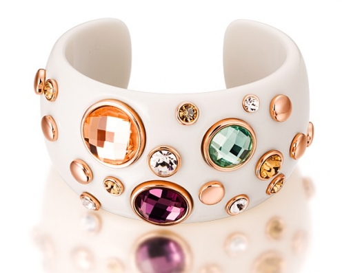 Un bracelet de luxe en viscose blanc orné de cristaux Swarovski de différents couleurs qui vous donnera une allure distinctive.

http://www.merveilledebijoux.fr/fr/bracelets/122-bracelet-cristaux-multicolores.html