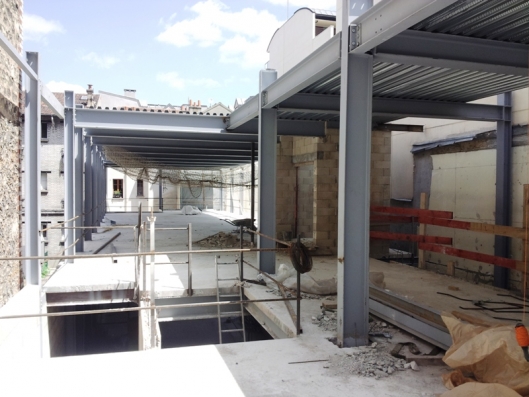 Photo du 1er étage réservé au sœurs sur le chantier de la future mosquée de Puteaux - La Défense.
Il sera composé inch Allah d'une grande salle de prière, d'un lieu pour les ablutions et d'un salon.