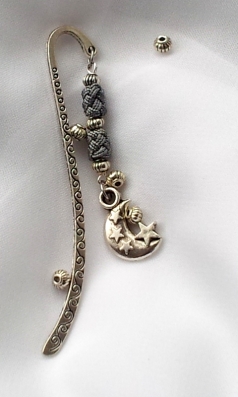 Aujourd'hui le premier cadeau est un magnifique marque-page de chez Autour du Kitab. Pour l'acquérir c'est simple il vous suffit de vous rendre sur www.autourdufoulard.com/le-jeu et de répondre à la question du jour. Le gagnant sera désigné par tirage au sort parmi les bonnes réponses