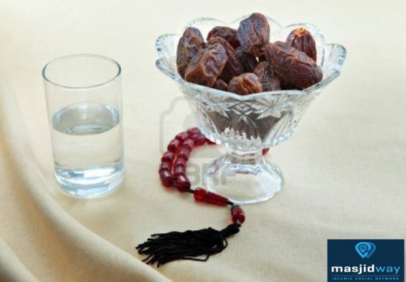 « Si l’un d’entre vous veut rompre le jeûne, qu’il le fasse avec des dattes parce qu’elles sont une bénédiction, et s’il n'en trouve pas, qu’il rompe le jeûne avec de l’eau parce qu’elle est une purification. » (Rapporté par Abou-Daoud et At-Tirmidhi)