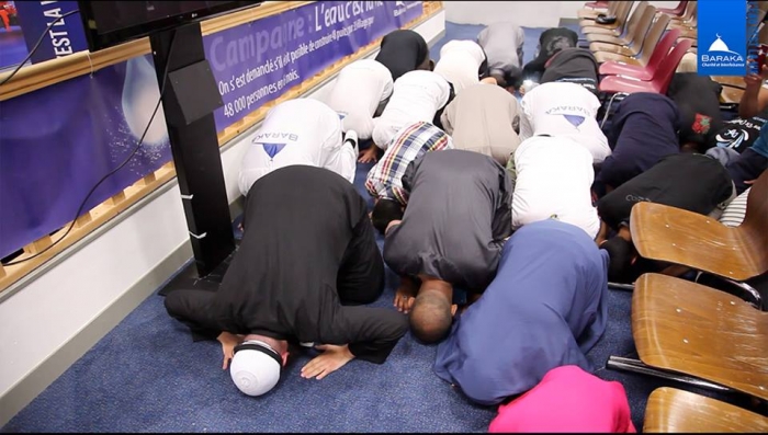 Un soujoud de remerciement à Allah, le Seul l'unique, toute l'assemblée s'est prosterné au moment où Allah nous montre que sa promesse est véridique... même deux petites filles ( en jilbab rose et bleu) de 9 et 5 ans nous ont rejoint ^^