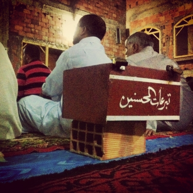 في الصحيحين وغيرهما عن عثمان بن عفان رضي الله عنه سمعت رسول الله صلى الله عليه وسلم يقول { من بنى مسجدا يبتغي به وجه الله بنى الله له بيتا في الجنة } . وفي رواية { بنى الله له مثله في الجنة } .