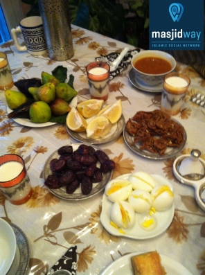 اللَّهُمَّ اِنِّى لَكَ صُمْتُ وَبِكَ امنْتُ [وَعَلَيْكَ تَوَكَّلْتُ] وَعَلَى رِزْقِكَ اَفْطَرْتُ 
Allahumma Inni laka sumtu wa bika amantu [wa alayka tawakkalto] wa ‘ala rizqika aftartu