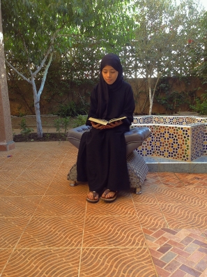 بِسْمِ اللَّهِ الرَّحْمَنِ الرَّحِيمِ
 وَرَتِّلِ الْقُرْآنَ تَرْتِيلًا [...] 

Au nom d’Allah, le Tout Miséricordieux, le Très Miséricordieux
4. [...] Et récite le Coran, lentement et clairement.