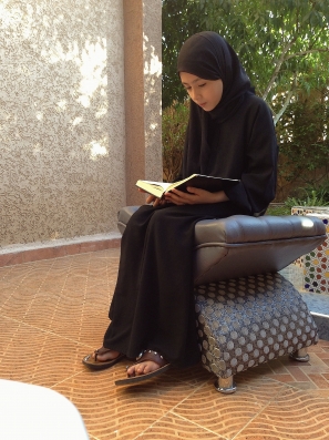 بِسْمِ اللَّهِ الرَّحْمَنِ الرَّحِيمِ
إِنَّ اللَّهَ وَمَلَائِكَتَهُ يُصَلُّونَ عَلَى النَّبِيِّ يَا أَيُّهَا الَّذِينَ آمَنُوا صَلُّوا عَلَيْهِ وَسَلِّمُوا تَسْلِيمًا
 
56. Certes, Allah et Ses Anges prient sur le Prophète; ô vous qui croyez priez sur lui et adres