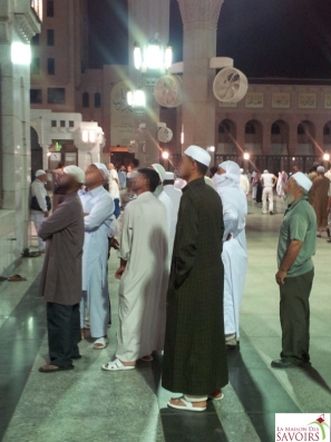 Mais que regardent ces gens juste à la sortie de la mosquée ? Une du'a à gagner !