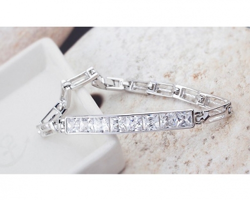 Un magnifique bracelet en plaqué or blanc serti de 8 zirconias transparent. Elégant bracelet avec sa forme de chaine de montre.

http://www.merveilledebijoux.fr/fr/bracelets/110-bracelet-zirconia.html