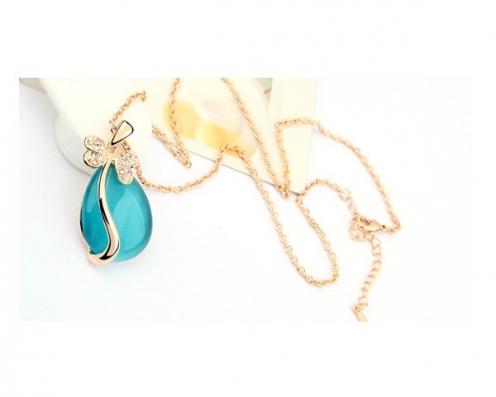 Un magnifique collier en plaqué or serti de chatoyant en forme de larme et orné d'un papillon. Un élégant collier plaqué or qui correspond à votre charme.

http://www.merveilledebijoux.fr/fr/colliers/113-larme-de-papillon.html