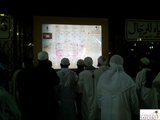 Voici ce que le groupe de frères regardait à la sortie de la mosquée : un plan de la mosquée de Médine