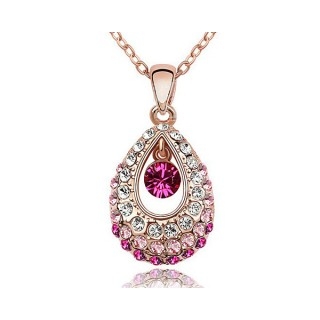Ce splendide collier est composé d'un pendentif en Cristal de Swarovski et d'une chaine de 42 cm ( + chainette de réglage )

Matiére : Cristal de Swarovski 
