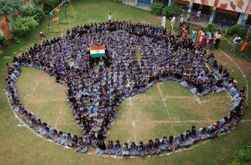 A Jodhpur, deuxième ville de l'État indien du Rajasthan, en Inde, les filles d'une école musulmane, font une chaîne humaine prenant la forme du pays pour prier pour la paix mondiale à l'occasion du ramadan...