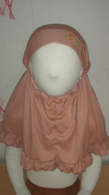 Hijab fillette petite broderie à gauche du bonnet elastique froncé sous le menton existe en marron choco. 5euros