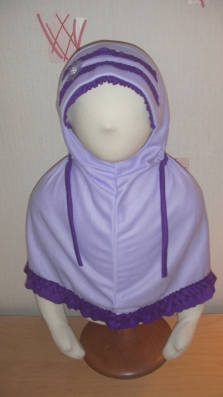 Hijab fillette tout coton avec une fleur de perle et de tulle sur le bonnet, petit lien à nouer ou pas autour du cou, Machallah. 5euros