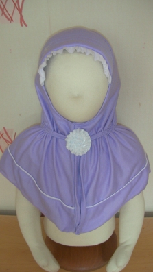 Hijab fillette coton broderie à droite du bonnet surpique et fleur servant au serrage type cravate. 5euros