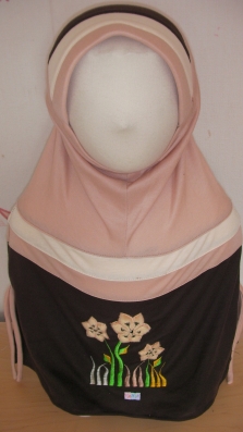 Hijab fillette coton bouquet de fleurs et liens de part et d'autre pour faire des boucles au besoin. 5euros