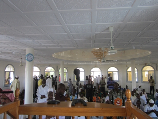 Assalam aleykoum en ce jour de vendredi à Ouagadougou ; l'imam Samir abou anas de Villiers le bel qui accompagne l'association nouvelle optique dans son voyage humanitaire,
nous a dispensé d un prêche à la mosquée de la radio al houda dont le sujet portait sur l'ouverture des poitrine