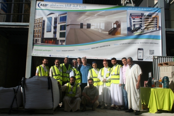 Les portes ouvertes sur le chantier du futur centre islamique de Puteaux - La Défense était également un moment de fête pour l'équipe du projet. Un rêve qui commence a se realisé. Qu'Allah nous facilite.