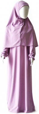 Jilbab enfant Sianat composé d'une abaya et d'un hijab assorti : 
http://www.sianat.fr/15-abaya-fille